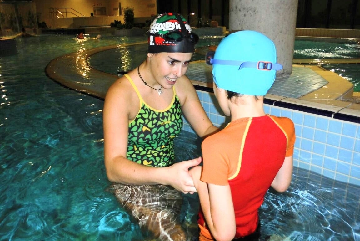 Terapeuta tratando a un niño